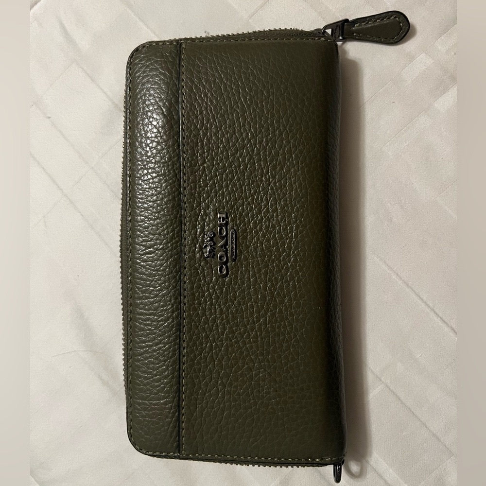 Brand new vintage Green Coach Zip Around Wallet
